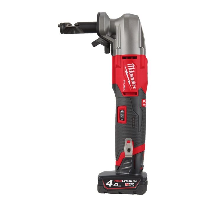Roedora subcompacta M12 FUEL™, velocidad variable, auto arranque, 1.400-2.200cpm, cap. máx. en acero 1,6mm, cap. máx. en acero inoxidable 1,2mm, cap. máx. en aluminio 2,1mm, radio mínimo de corte interior 40,7mm, ancho de corte 5mm, diámetro de orifico inicial 21mm. Incluye matriz, punzón, soporte para matriz y bolsa de recogida de virutas. Se suministra con 2 baterías M12B4 y cargador C12C, en HD-box Milwaukee