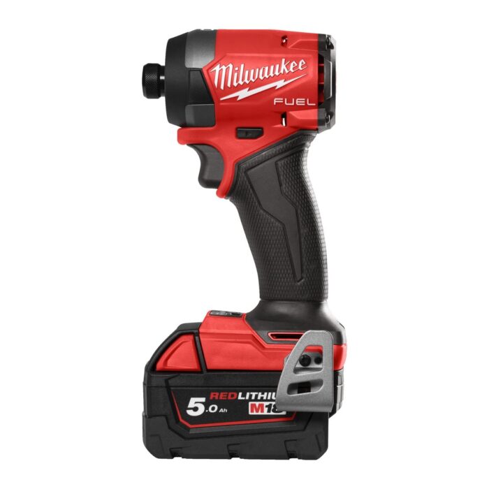 Atornillador de impacto M18 FUEL™, recepción 1/4" hex, 4 modos, par máximo 226Nm, longitud total 113mm, iluminación LED sin sombras. Se suministra con 2 baterías M18B5 y cargador rápido M12-18FC, en HD-box Milwaukee