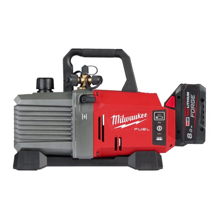 Bomba de vacío M18 FUEL™, 5cfm (8,5m³/h), vacío máximo 25 micrones, conexiones de 1/2˝, 3/8˝ y 1/4˝, capacidad de aceite 500ml, clases de refrigerante A1 y A2L. Incluye bote de aceite de 500ml y adaptador de 5/16˝. Se suministra con 1 batería FORGE™ M18FB8 y cargador rápido M12-18FC Milwaukee